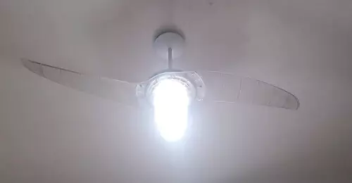 Spirit 201 com movimento ligado e lâmpada ligada, instalado em quarto de teto branco