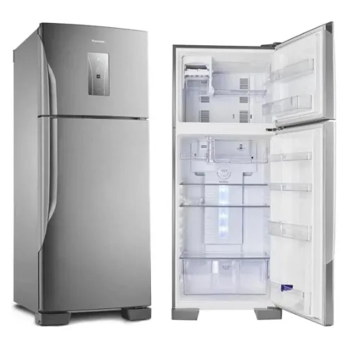 Geladeira inox com freezer em cima, painel de controle na porta superior e puxador embutido