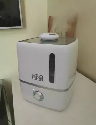 Black Decker AIR1000 em cima de mesa branca em funcionamento