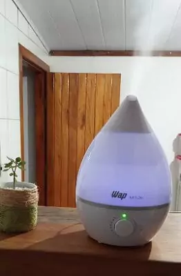 WAP Airflow em funcionamento apoiado em cima de mesa de sala de estar