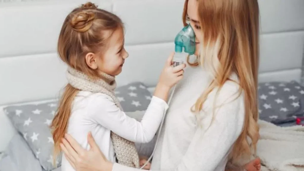 Criança fazendo inalação na mãe