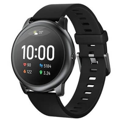 Smartwatch Haylou LS05 Solar com fivela preta, corpo metálico redondo e mostrador de horas digital na tela.