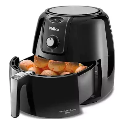 Fritadeira Air Fryer com redonda bastante larga, toda na cor preta, botão único e grafismos na parte superior