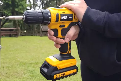 WAP BPF12 sendo segurada com as duas mãos, vista de frente