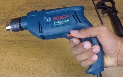 Foco em mão segurando a furadeira Bosch GSB 550