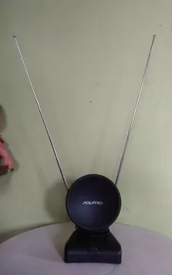 Aquario TV-500 em cima de uma mesa branca com as duas antenas metálicas estendidas ao máximo.