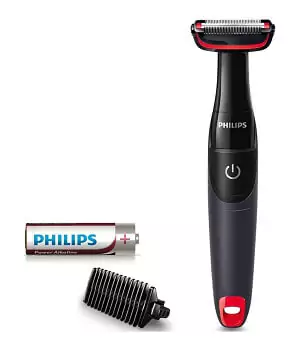 Aparador de pelos Philips BG105 alongado de cor preta, com lâmina dupla com detalhes em laranja com seu pente e pilha ao lado.