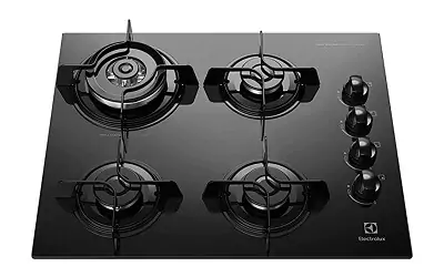 Cooktop 4 bocas Electrolux KE4TP com mesa de vidro toda preta, queimador tripla, trempes pretas e manípulos na direita.