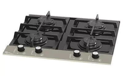 Cooktop 4 bocas Fischer Platinium com painel de inox escovado, mesa de vidro preta e trempes duplas de ferro fundido.