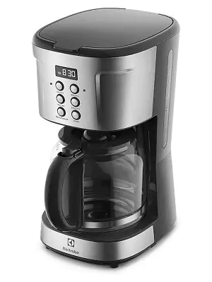 Cafeteira elétrica Electrolux ECM30, com base em plástico preto, parte superior toda em inox com botões e visor e jarra de vidro.