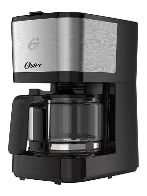 Cafeteira elétrica Oster Compact, com base quadrada em plástico preto e parte superior toda em inox, com jarra de vidro.