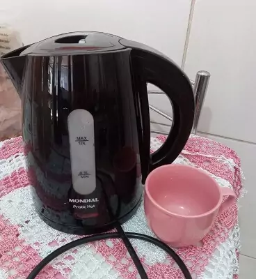 Mondial Pratic Hot vista de cima em mesa de cozinha com uma xícara rosa ao lado