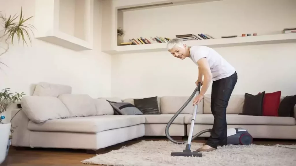 Imagem destaque do post sobre como escolher aspirador de pó: mulher aspirando a casa