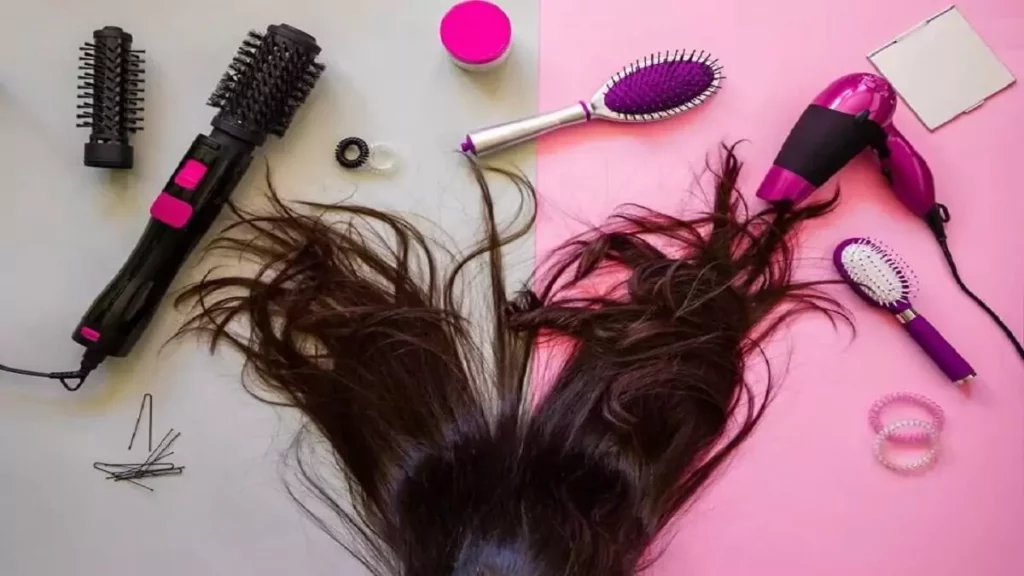 Escovas secadoras lado a lado com secadores de cabelo em volta de cabelo longo feminino