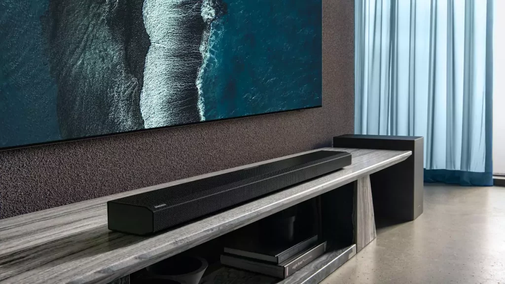 Soundbar em cima de rack em sala de estar