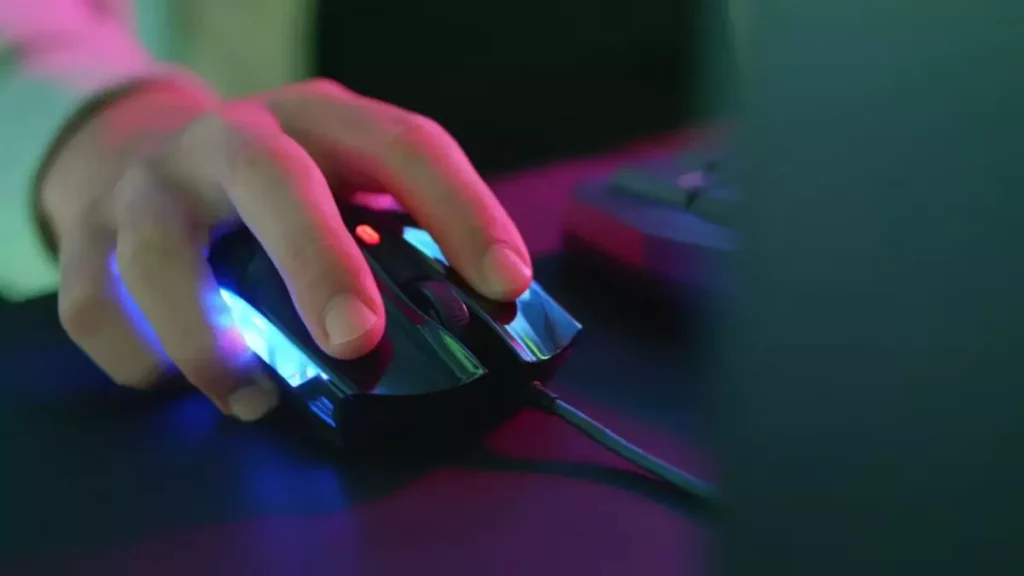 Foco em mão segurando um mouse gamer